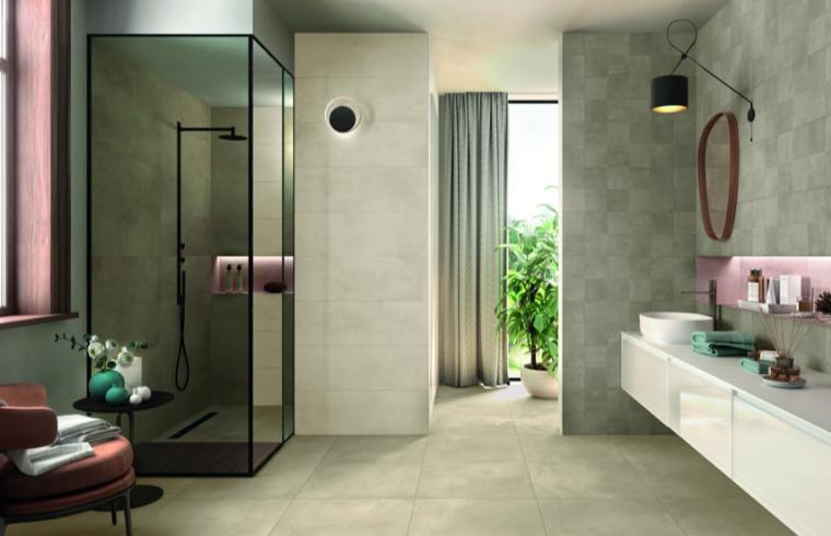 Sodobna kopalnica s keramičnimi ploščicami