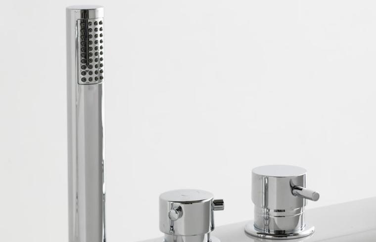 Tuš ročka nameščena kot kopalniški dodatek