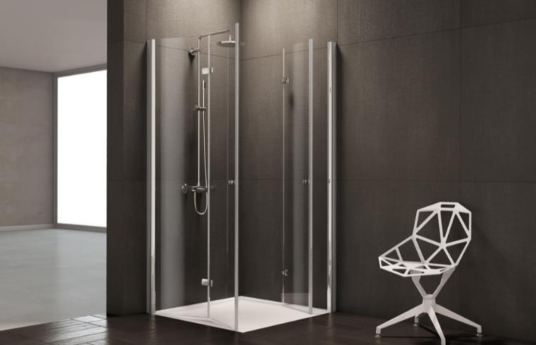 Bel stol ob stekleni tuš kabini v temni kopalnici