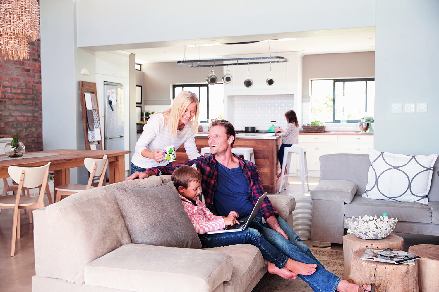 Nasmejana družina sedi na kavču