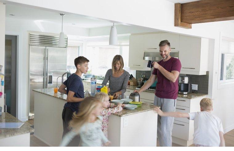 Družina v kuhnji.