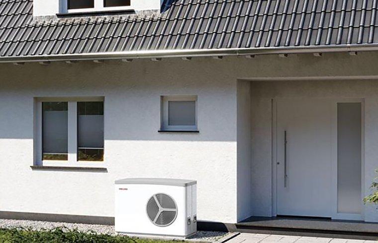 zunanja enota pred hišo